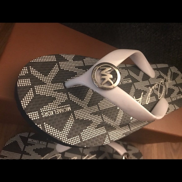 Micheal Kors flip flops - Picture 2 of 2